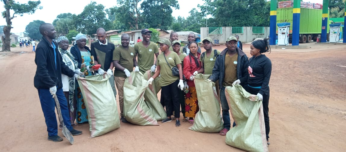 CAMPAGNE D'EVACUATION DE D'ECHETS DANS LA ROUTE A NDUNGU